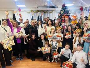 Развивающие и спортивные игры, сладости, игрушки! Целые килограммы радости передают в эти дни воспитанникам детского центра «Созвездие»