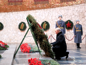 Владимир Путин посетил музей-заповедник «Сталинградская битва» на Мамаевом кургане