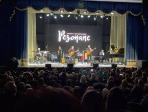 Ансамбль гитарной музыки «Резонанс» и актер театра «Колесо» Андрей Амшинский представили музыкально-поэтический проект «Вселенная любви»