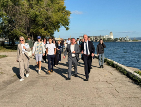 Николай Ренц провёл встречу с жителями Комсомольского района. Обсудил планы по благоустройству территории: набережная, сквер «Маяк» и скейт-площадка