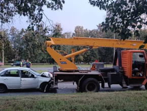 «Гранта» въехала в автокран в Автозаводском районе Тольятти