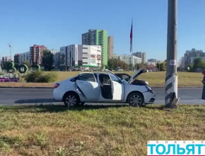 Ослепило солнце - врезалась в столб! 