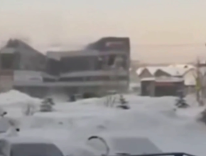 В Новосибирске под тяжестью снега рухнул торговый центр