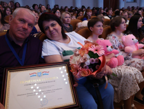 За вклад в воспитание детей и укрепление семейных традиций! Губернатор Дмитрий Азаров поздравил лучшие семьи Самарской области 