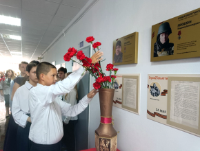 «В нашем сердце они остаются героями». В тольяттинских школах ​открывают доски памяти