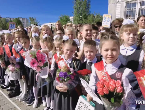 Букеты цветов, банты, улыбки и добрые напутствия. Рассказываем, как прошёл День знаний в Тольятти