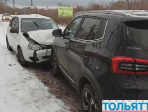 Не разъехались. В ДТП под Тольятти встретились две легковушки