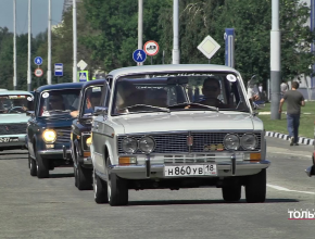 Вернулись на старт: вдоль главного корпуса АВТОВАЗа проехали LADA с приставкой винтаж!