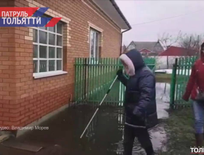 Большая вода зашла и в Мусорку. Люди своими силами борются со стихией, пытаясь сохранить имущество, дома и хозяйство