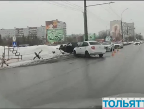 Парковка за обочиной. ДТП на ул. Дзержинского в Тольятти