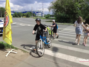 «Возьми ребёнка за руку», «Сойди с велосипеда», «Убедись в безопасности перехода» — трафареты с такими надписями появились на дорогах нашего города