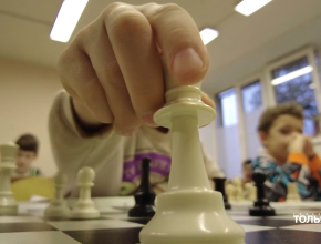 Именно этому — побеждать с помощью стратегии и тактики — учат в школе шахмат