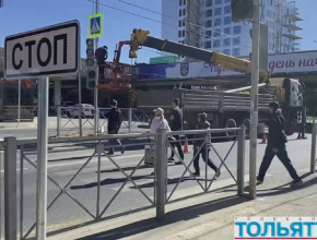 Переходить дорогу станет безопаснее! В Тольятти на ул. Революционной устанавливают новый светофор