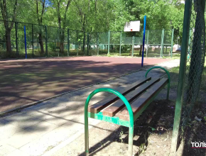 Жители одного из тольяттинских дворов уже несколько лет пытаются добиться ремонта спортивной площадки