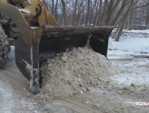 Тольятти постепенно избавляется от снега. Рассказываем, как убирают снег