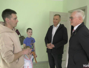 Помогли многодетной семье. Глава Тольятти Николай Ренц вручил ключи от новой квартиры отцу шестерых детей