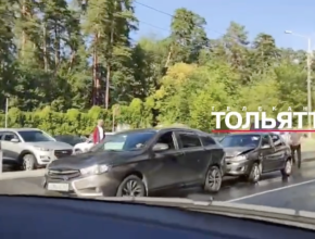 Два автомобиля столкнулись в зелёной зоне