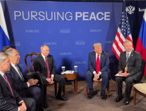 После встречи в аэропорту Владимир Путин и Дональд Трамп отправились к месту переговоров на лимузине президента США