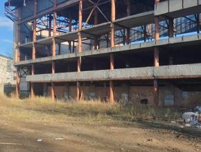 45 лет портил облик нашего города. Заброшенное здание около стадиона «Труд» сносят