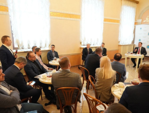 Губернатор Дмитрий Азаров провел традиционную встречу с IT-сообществом Самарской области. Они обсудили дополнительные меры поддержки 