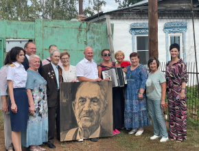 Аутентичный домик с резными наличниками, а на фасаде табличка «Здесь живет ветеран»