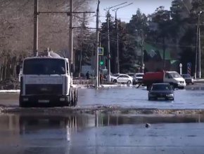 Борьба с большой водой. Как в Тольятти ведутся коммунальные работы на затопленных улицах?