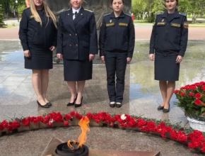 В преддверии Дня Победы судебные приставы возложили цветы к Вечному огню